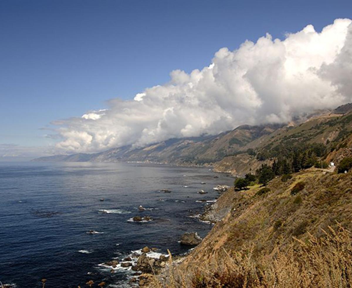 L’océan à côté de Big Sur, Californie, est un célèbre exemple d’un biome côtier. On retrouve les côtes le long des bords de tous les continents.