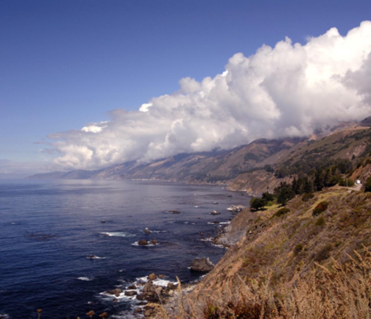 El océano cerca de Big Sur, California es un ejemplo del bioma costero. Las costas se encuentran a lo largo de todos los continentes.