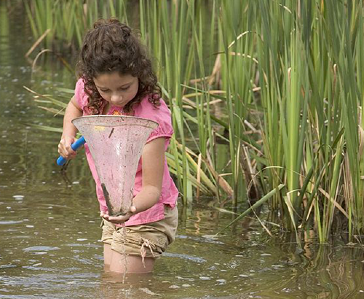 una niña en el lago