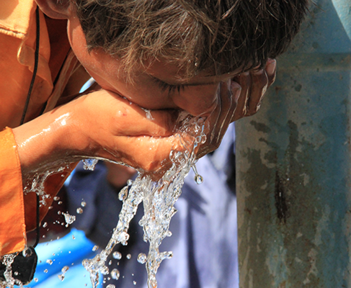 un niño bebiendo agua