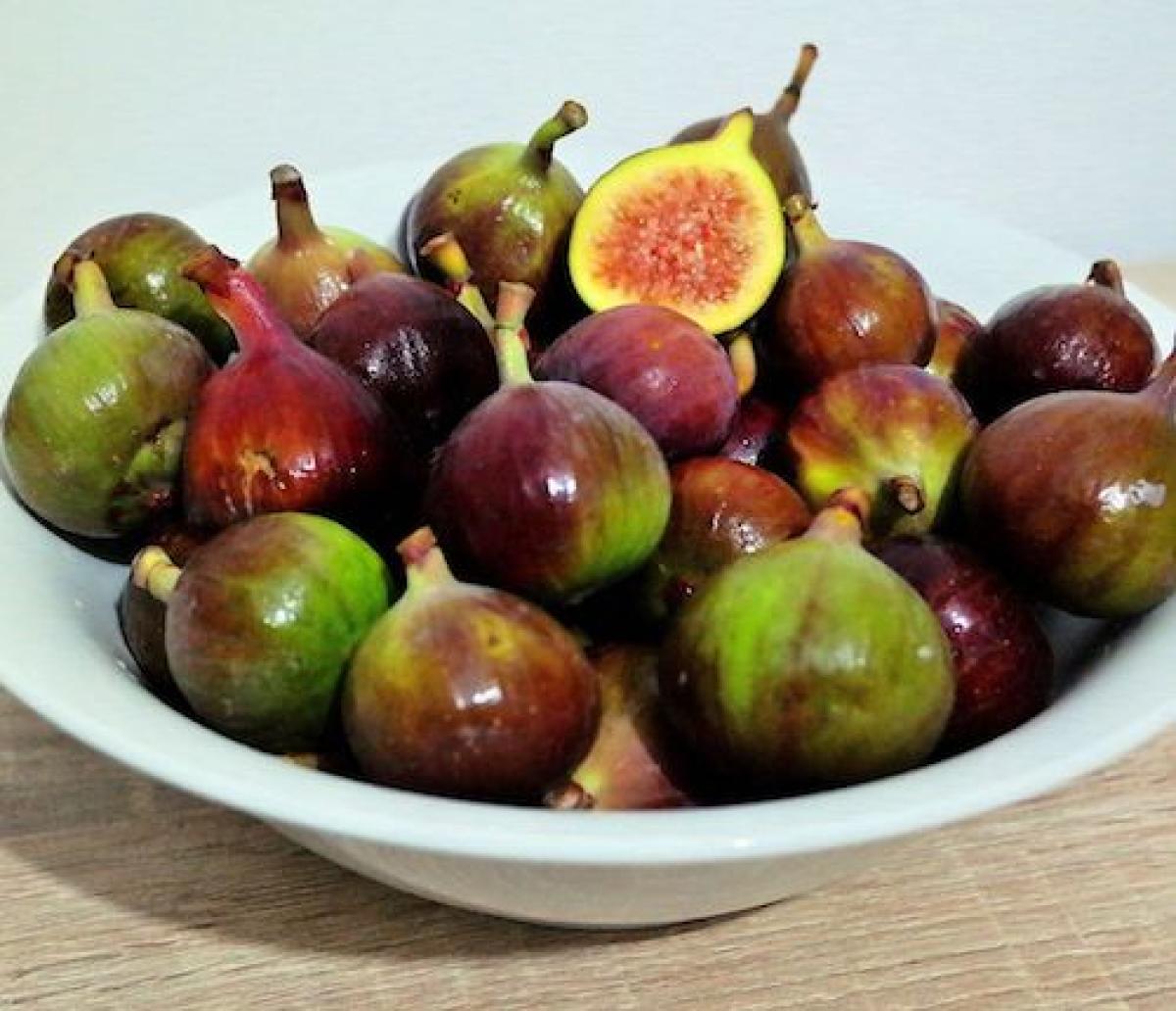 Fresh figs in a dish