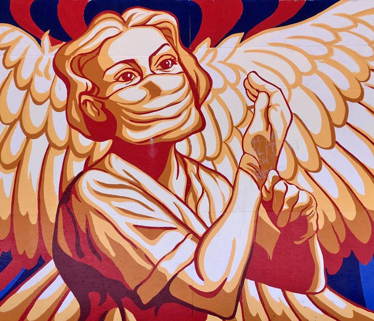 Mural en Vancouver de Will Phillips de un trabajador de la salud "ángel" durante la pandemia de COVID-19