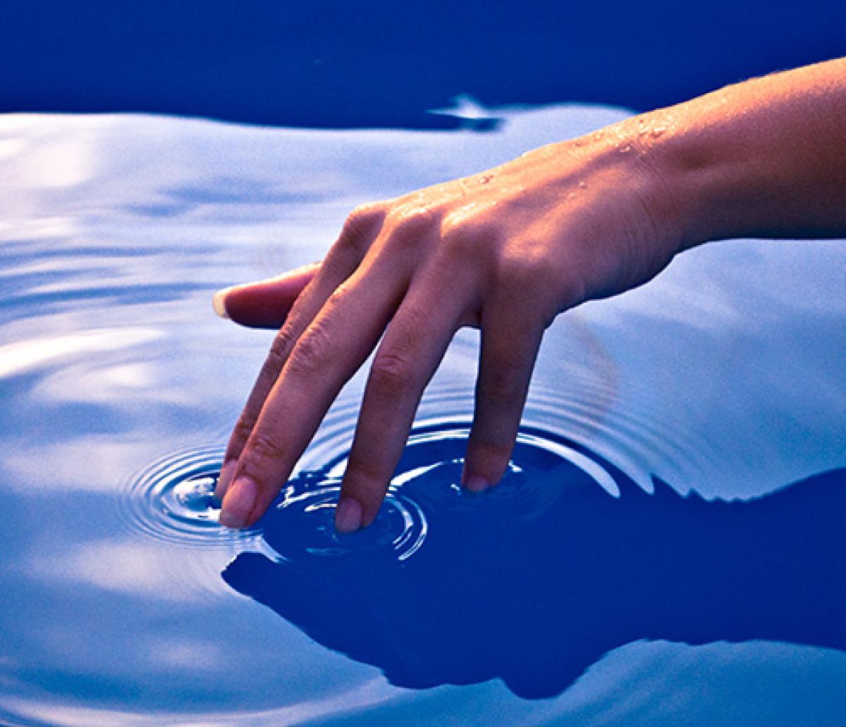 una mano tocando el agua