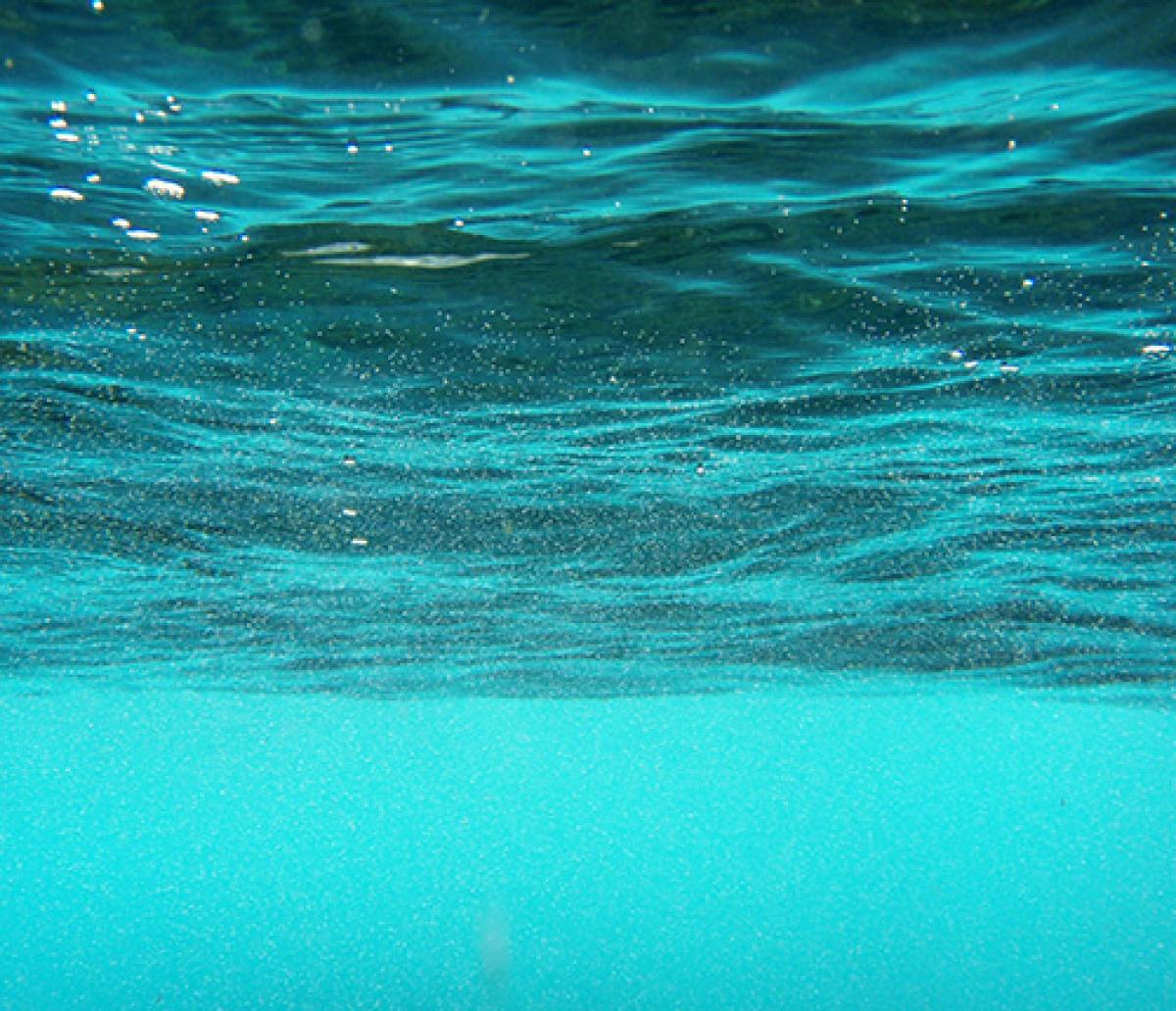 El mar abierto parece un mundo de agua interminable.